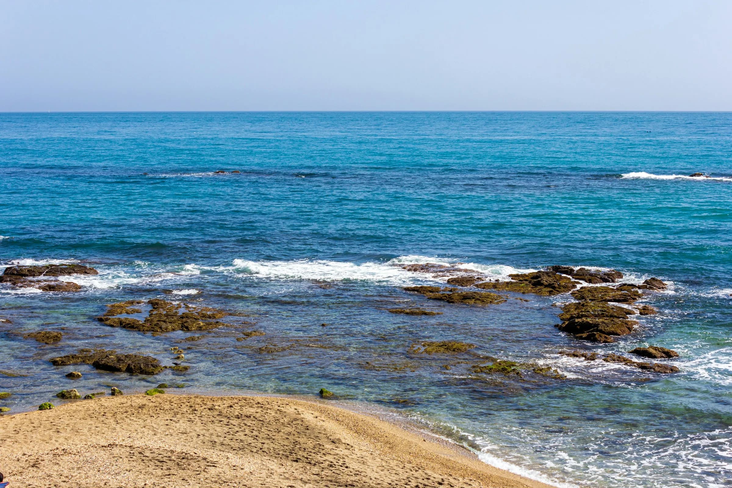 Olas rompiendo contra las rocas de la orilla en Benalmádena